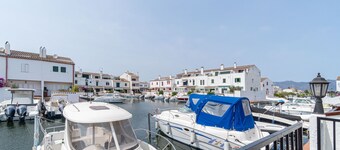 195-Beautiful canal house with private mooring