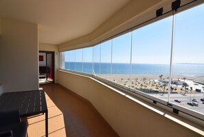 A balcony with a view of the beach and parking area. - 154-Apartment high standing with sea's view and in the center (Empuriabrava)