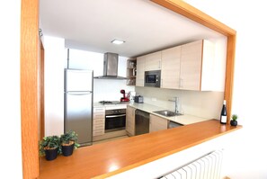 Een koelkast, een microgolfoven, een oven, een vaatwasser