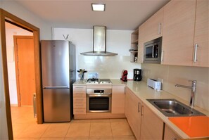 Een koelkast, een microgolfoven, een oven, een vaatwasser