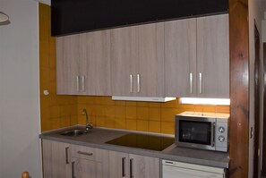 Fridge, microwave, coffee/tea maker, toaster - 285-Nice apartment in first line of the beach (Empuriabrava)