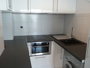 Réfrigérateur, four, cafetière/bouilloire, bouilloire électrique