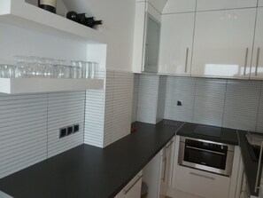 Een koelkast, een oven, een koffiezetapparaat/waterkoker, een waterkoker