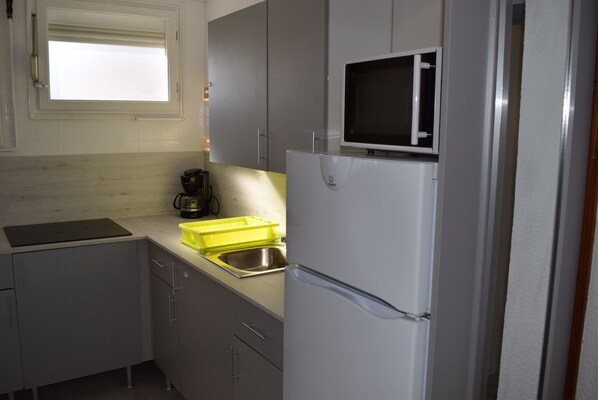 Jääkaappi, mikroaaltouuni, uuni, kahvin-/teenkeitin