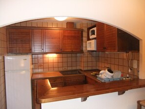 Réfrigérateur, micro-ondes, four, cafetière/bouilloire