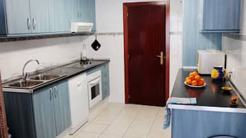 Een koelkast, een magnetron, een oven, een vaatwasser