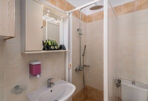 Douche, sèche-cheveux, peignoirs, serviettes fournies