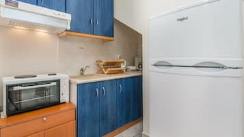 Fridge, coffee/tea maker, toaster, highchair