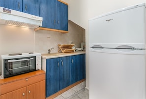 Fridge, coffee/tea maker, toaster, highchair