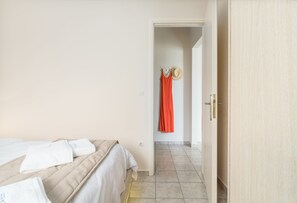 1 bedroom, iron/ironing board, internet, bed sheets