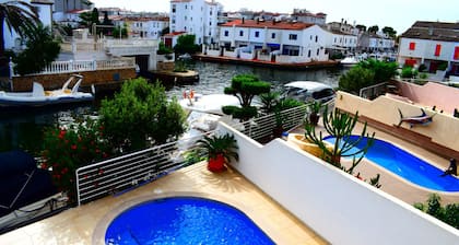 306-Magnifique maison moderne avec piscine et amarre privée