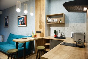 Deluxe appartement | Privékitchenette | Een koelkast, een magnetron, een kookplaat, een waterkoker