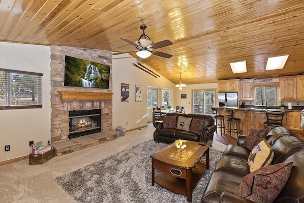 Televisio, takka, pöytäjalkapallopöytä