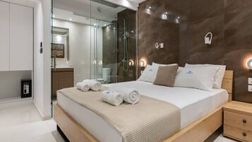 2 soveværelser, pengeskab på værelset, skrivebord, strygejern/strygebræt