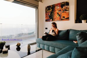 Een smart-tv, een dvd-speler, boeken en een filmbibliotheek