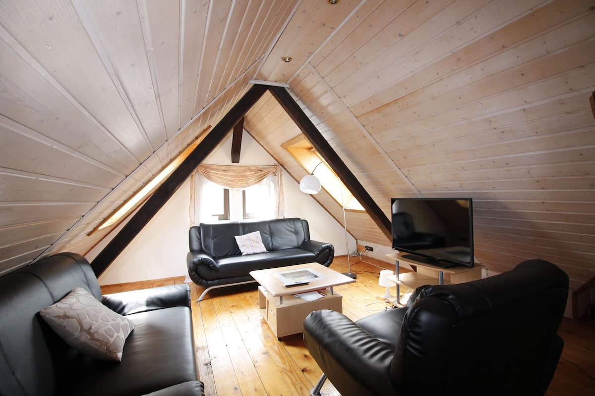 Familienapartment, 3 Schlafzimmer (Berg III) | Wohnzimmer | Fernseher
