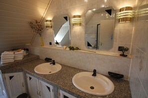 Family Apartment, 3 Bedrooms (Berg III) | Bathroom | Shower, towels - Ferienwohnung Große Bergstraße 3 (Wernigerode)