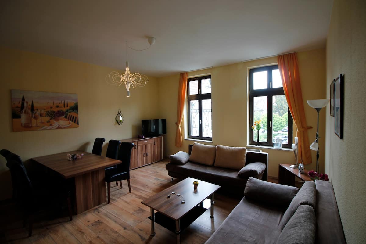 Familienapartment, 2 Schlafzimmer (Berg III) | Wohnbereich | Fernseher