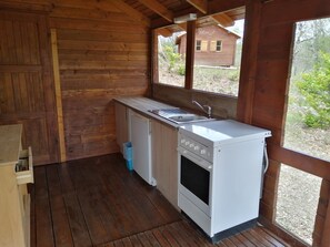 Een koelkast, een oven, een kookplaat, een koffiezetapparaat/waterkoker