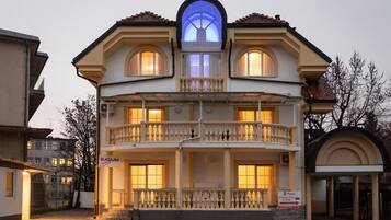 Façade de lâhĂ©bergement - soirĂ©e/nuit