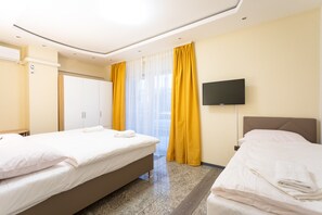 Basic Triple Room | Free WiFi, bed sheets - Rubina Rooms (Ljubljana)