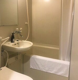 淋浴/盆浴组合、免费洗浴用品、吹风机、毛巾