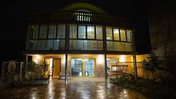 Façade de lâhĂ©bergement - soirĂ©e/nuit