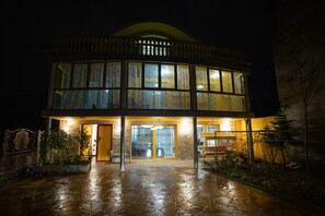 住宿正面 - 傍晚/夜晚