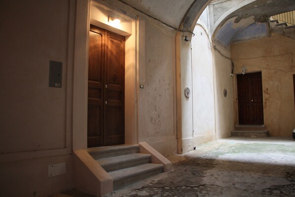 المنشأة من الداخل