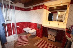 Douche, sèche-cheveux, serviettes fournies, savon