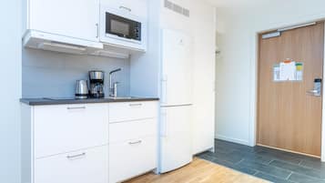 Studio Apartment Basement Single Use | Eget pentry | Stort kylskåp, mikrovågsugn, spishäll och kaffe- och tebryggare