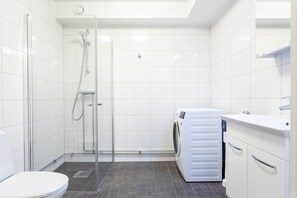 Studio Apartment Basement Single Use | Bathroom | Shower, free toiletries, hair dryer, towels - ApartDirect Linköping Vasastaden (Linkoping)