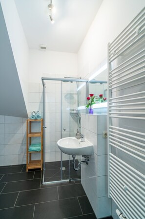 Hårtørrer, håndklæder, Sæbe, Toiletpapir