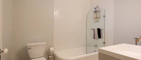 花灑/浴缸組合、風筒、提供毛巾、洗頭水