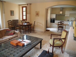 Cheminée, table de tennis de table, livres