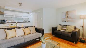 Căn hộ | Khu phòng khách | TV màn hình phẳng, Netflix, đầu đĩa DVD, dịch vụ stream