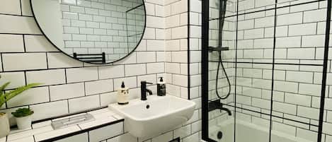 Appartement | Badkamer | Een bad/douchecombinatie, gratis toiletartikelen, een haardroger