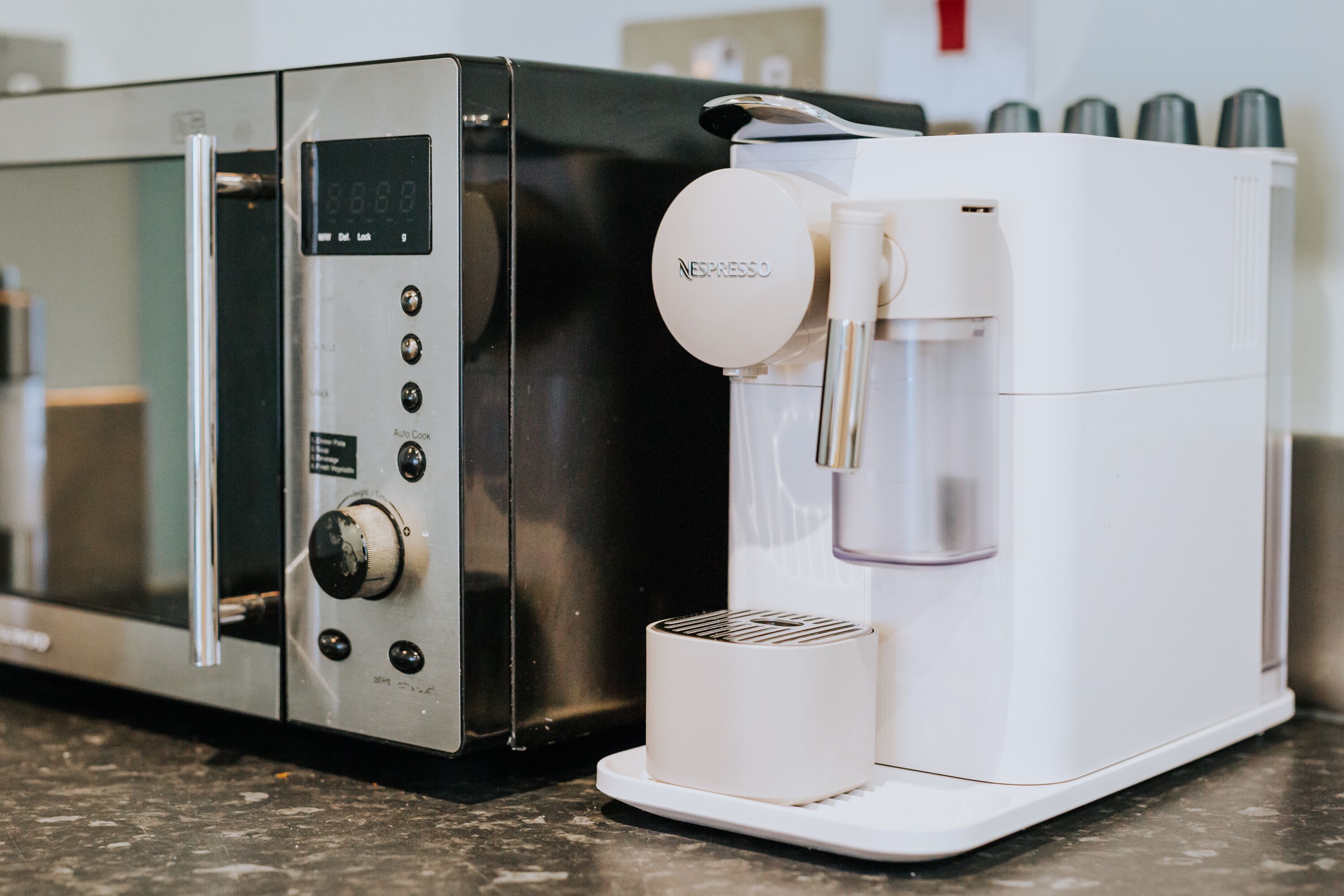 Una cafetera con pantalla digital y depósito de agua.