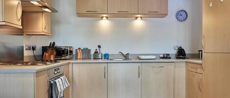 Refrigerador, microondas, horno, placa de cocina