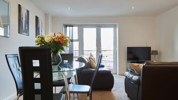 อพาร์ทเมนท์ | บริเวณนั่งเล่น | ทีวีจอแบน 40 นิ้ว พร้อมช่องดิจิตอล, ทีวี, Netflix