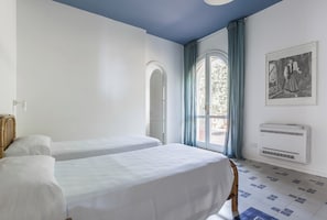 6 chambres, fer et planche à repasser