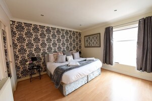 3 habitaciones, ropa de cama de alta calidad y escritorio 