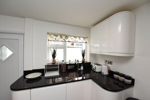 Honeysuckle House | Private kitchen | Fridge, microwave, oven, stovetop - Honeysuckle House (Chester)