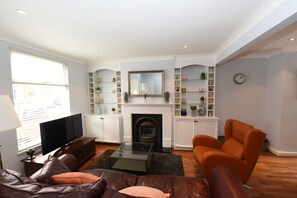 Ferienhaus | Wohnbereich | 43-Zoll-Flachbildfernseher mit Digitalempfang, Fernseher, Netflix