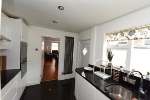 Ferienhaus | Eigene Küche | Kühlschrank, Mikrowelle, Ofen, Herdplatte