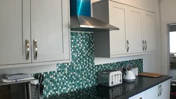 House | Dapur peribadi | Peti sejuk, ketuhar gelombang mikro, ketuhar, dapur