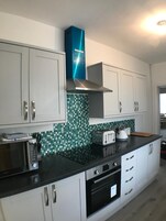 Casa | Cocina privada | Frigorífico, microondas, horno y placa de cocina