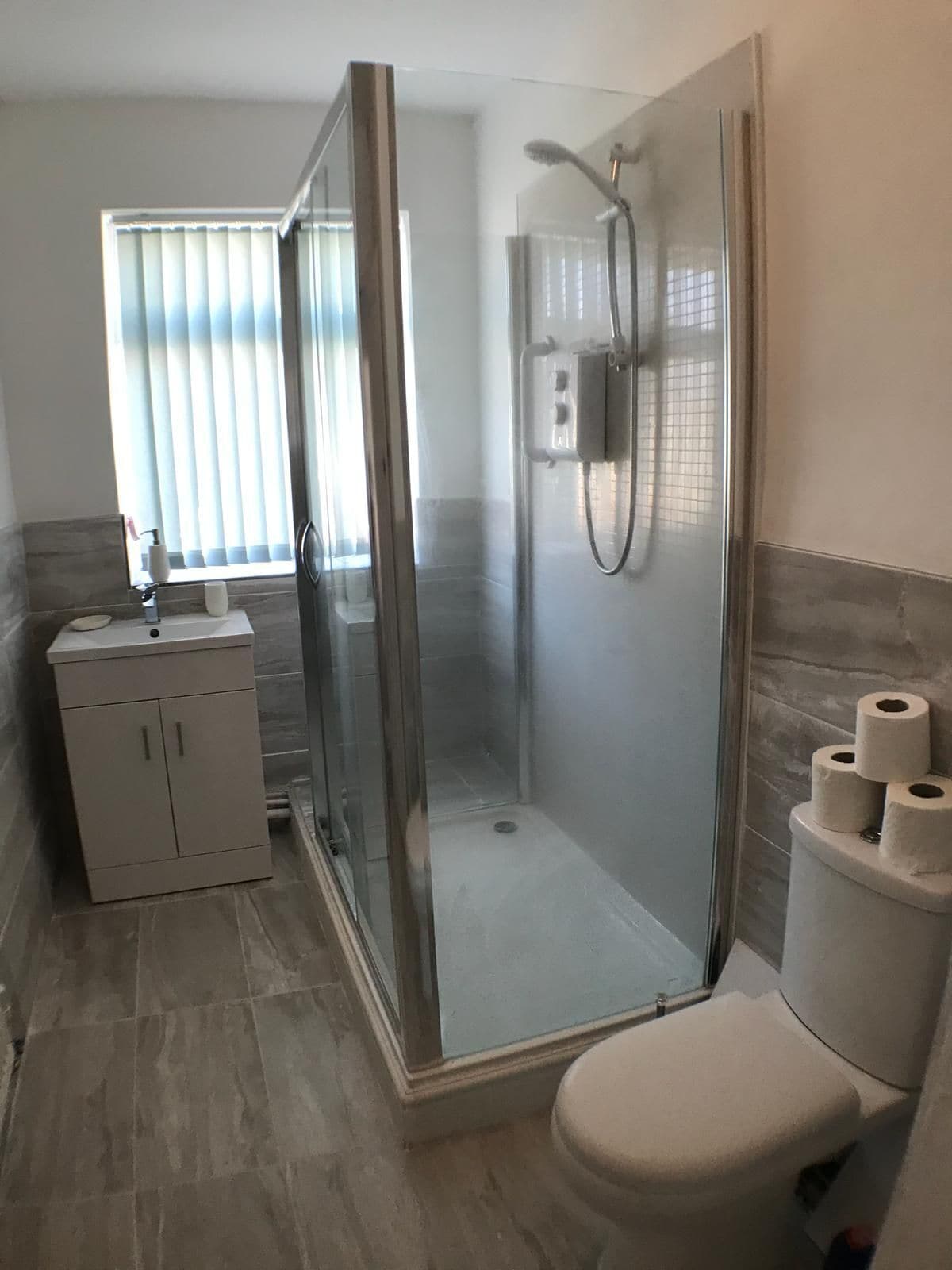Eastville Court | Bathroom | Shower, free toiletries, hair dryer, towels