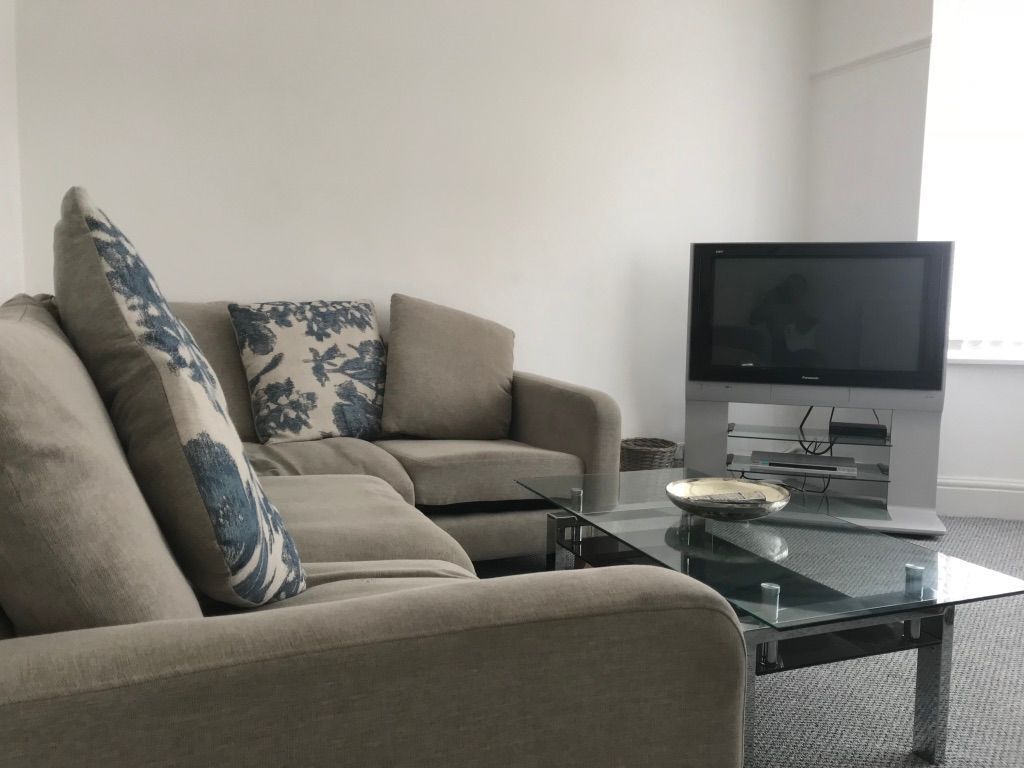 Nhà | Khu phòng khách | TV màn hình phẳng, đầu đĩa DVD 