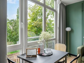 Suite Deluxe | Aire de séjour | Téléviseur à écran plat de 43 po avec télévision par satellite